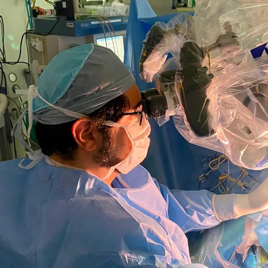 Equipe do Centro Doria de Neurociência em procedimento com microscópio cirúrgico