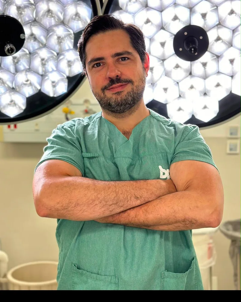 Dr. Hugo Doria no centro cirúrgico do Centro Doria de Neurociência